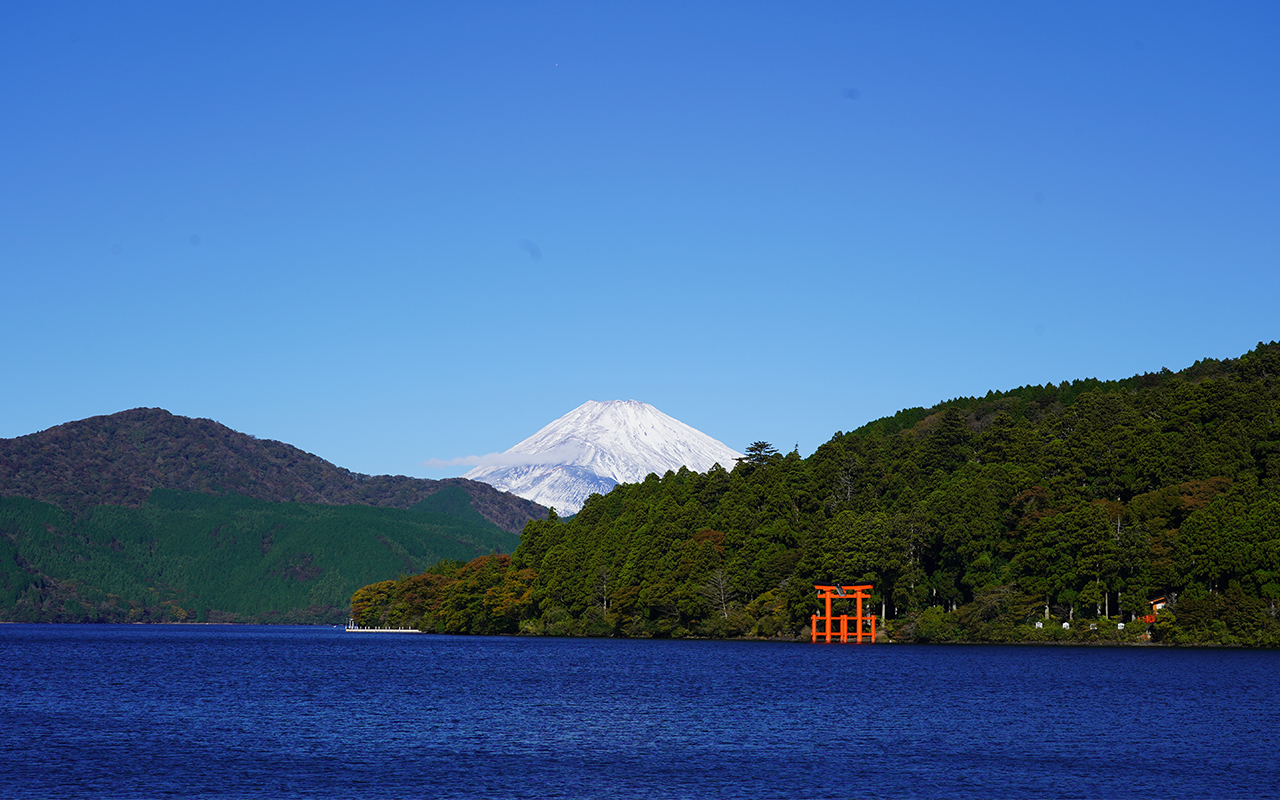 平和の鳥居と富士山