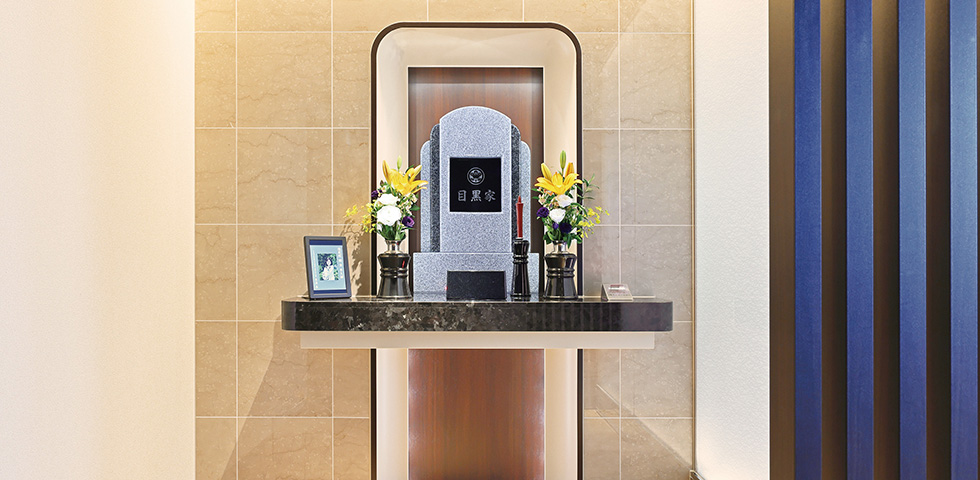 光と木のぬくもりが感じられる参拝室